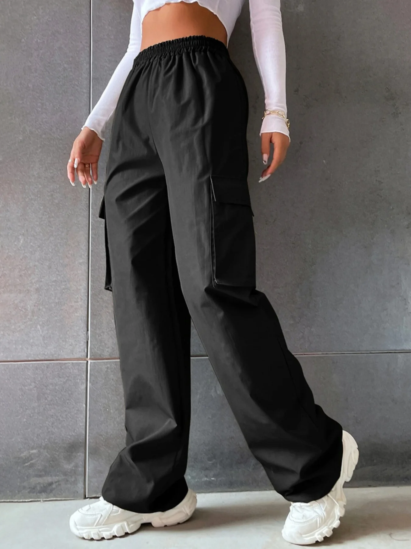 Women’s Wide Leg Cargo Pants with Solid Flap Pockets and Loose Fit