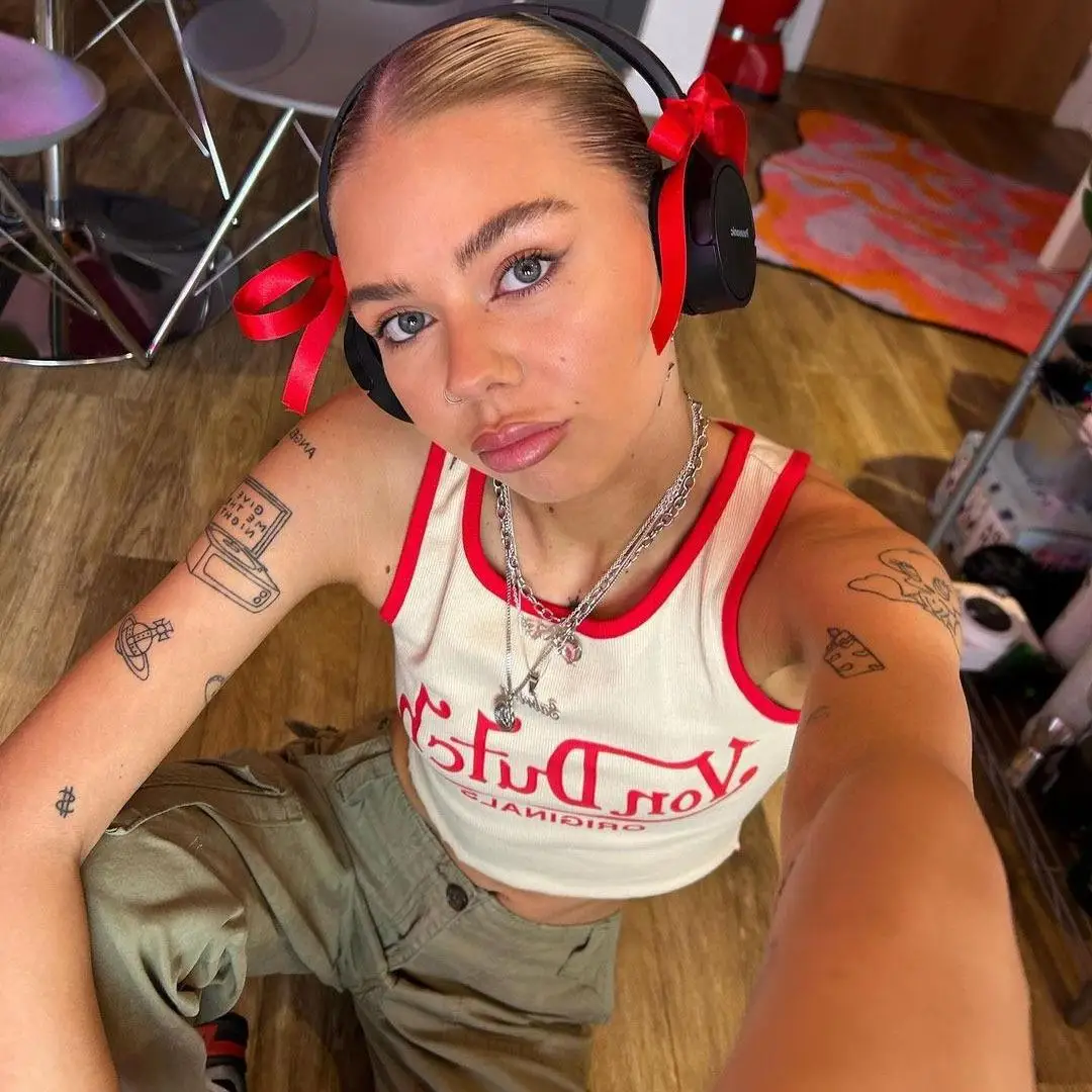 Y2K Europe and America’s top women’s summer vest letter beige print spice girl retro short slim navel top fashion street Goth.